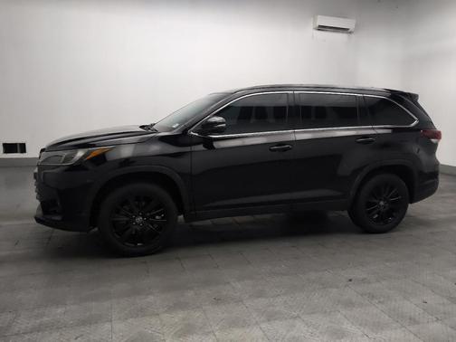 Midnight Black Metallic 2019 Toyota Highlander SE