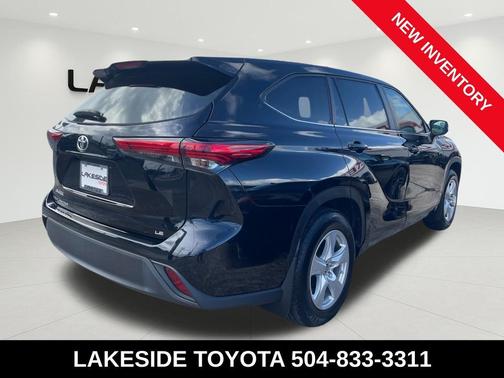 Midnight Black Metallic 2023 Toyota Highlander LE