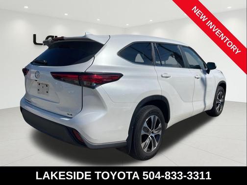 Wind Chill Pearl 2023 Toyota Highlander XLE