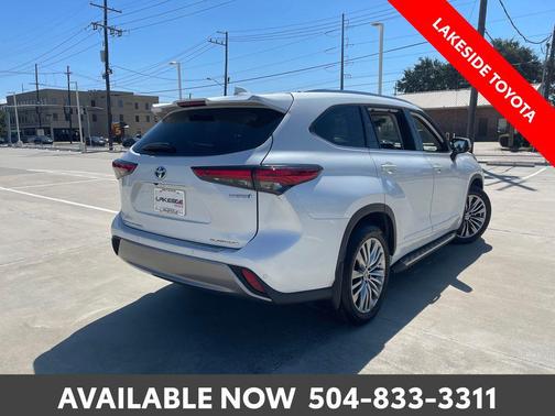 2022 Toyota Highlander Hybrid Platinum