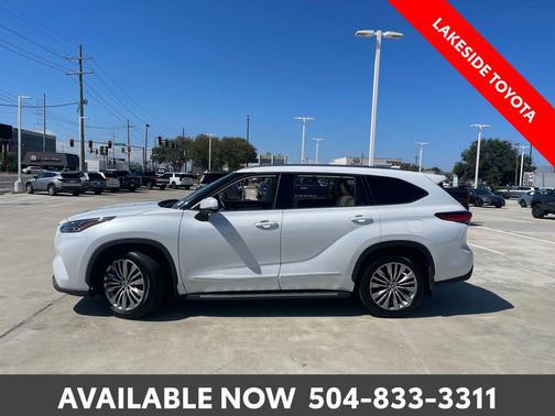 2022 Toyota Highlander Hybrid Platinum