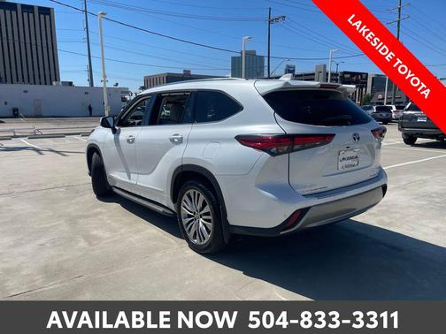 2022 Toyota Highlander Hybrid Platinum