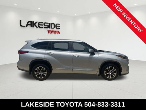 Celestial Silver Metallic 2023 Toyota Highlander XLE