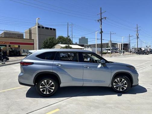 Moon Dust 2022 Toyota Highlander Hybrid XLE
