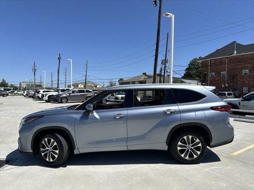 Moon Dust 2022 Toyota Highlander Hybrid XLE