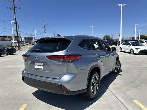 Moon Dust 2022 Toyota Highlander Hybrid XLE