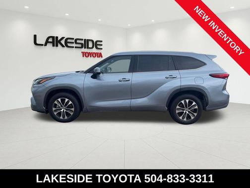 Moon Dust 2022 Toyota Highlander Hybrid XLE
