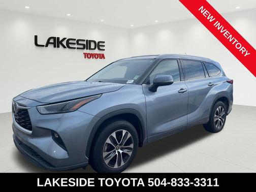 Moon Dust 2022 Toyota Highlander Hybrid XLE