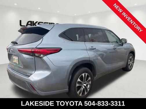 Moon Dust 2022 Toyota Highlander Hybrid XLE