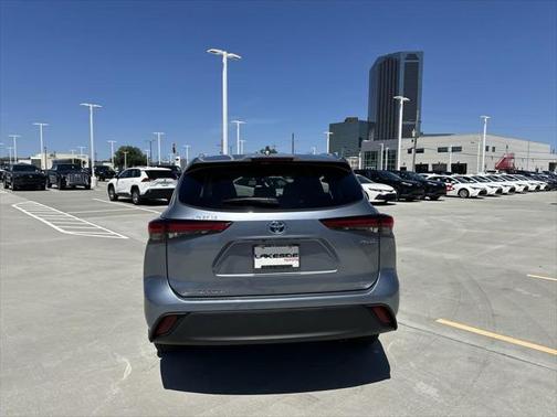 Moon Dust 2022 Toyota Highlander Hybrid XLE