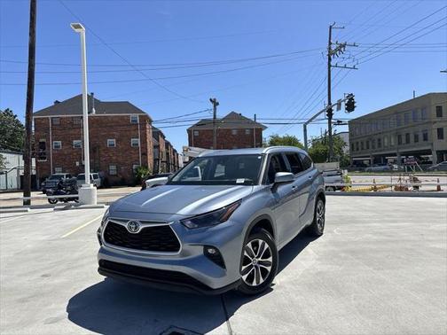 Moon Dust 2022 Toyota Highlander Hybrid XLE