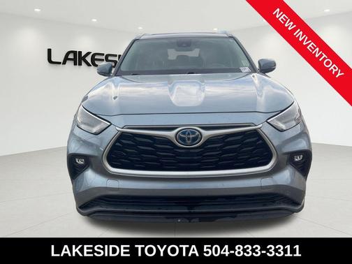 Moon Dust 2022 Toyota Highlander Hybrid XLE
