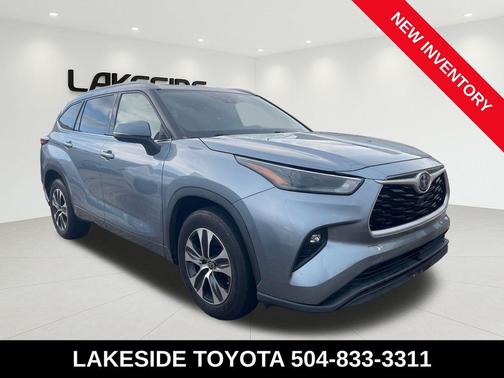 Moon Dust 2022 Toyota Highlander Hybrid XLE