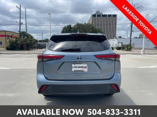 Moon Dust 2022 Toyota Highlander Hybrid XLE