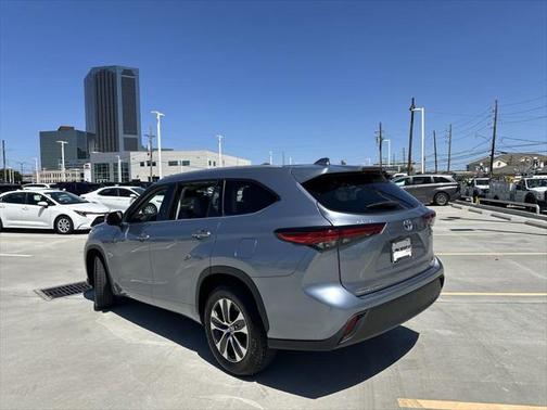 Moon Dust 2022 Toyota Highlander Hybrid XLE