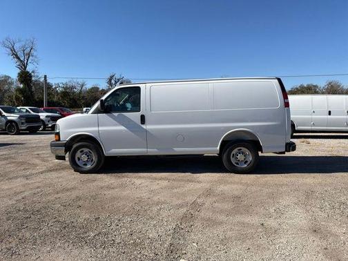 Summit White 2026 Chevrolet Express 2500 2500 Regular Wheelbase, WT, RWD