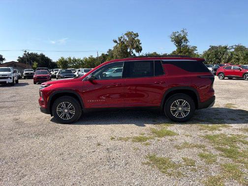 Radiant Red Tintcoat 2026 Chevrolet Traverse LT