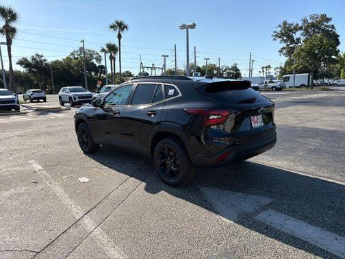 Mosaic Black Metallic 2026 Chevrolet Trax LT