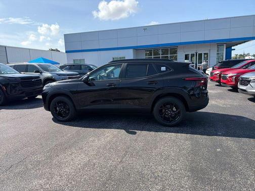 Mosaic Black Metallic 2026 Chevrolet Trax LT