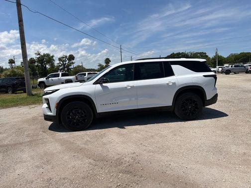 Summit White 2026 Chevrolet Traverse LT