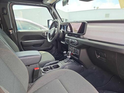 Granite Crystal Metallic Clearcoat 2025 Jeep Wrangler Sport