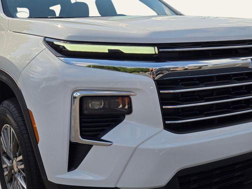 Summit White 2026 Chevrolet Traverse LT