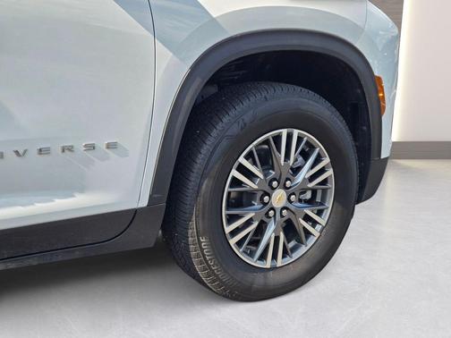 Summit White 2026 Chevrolet Traverse LT