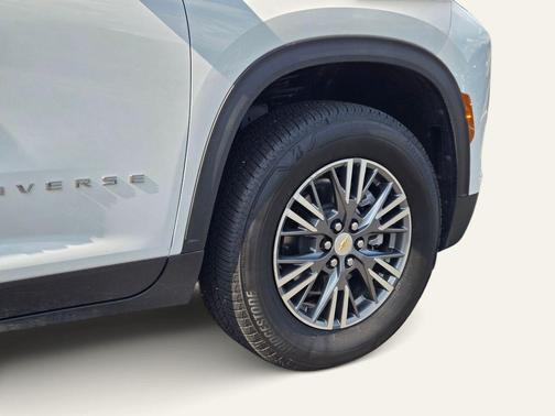 Summit White 2026 Chevrolet Traverse LT