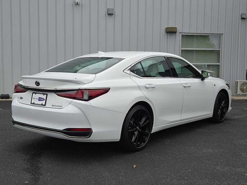 2024 Lexus ES 300h F SPORT Handling