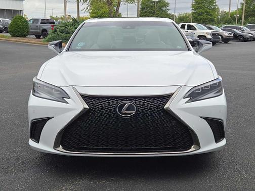 2024 Lexus ES 300h F SPORT Handling