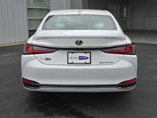 2024 Lexus ES 300h F SPORT Handling