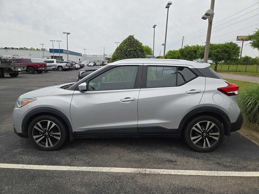 Brilliant Silver Metallic 2020 Nissan Kicks SV