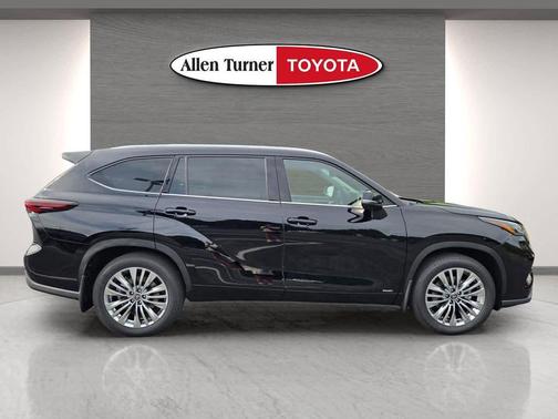 Midnight Black Metallic 2026 Toyota Highlander Hybrid Platinum