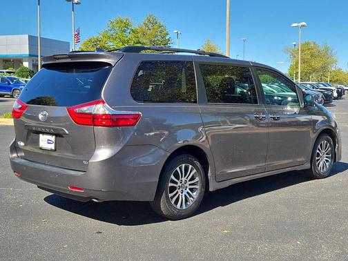 2020 Toyota Sienna XLE