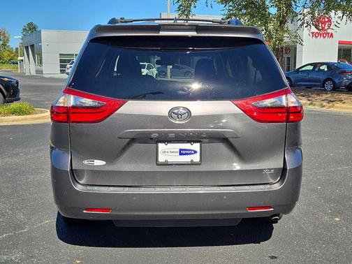 2020 Toyota Sienna XLE