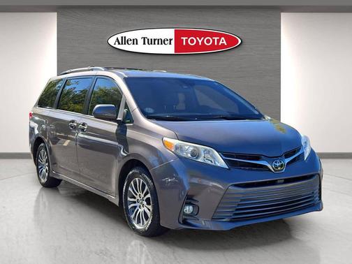 2020 Toyota Sienna XLE