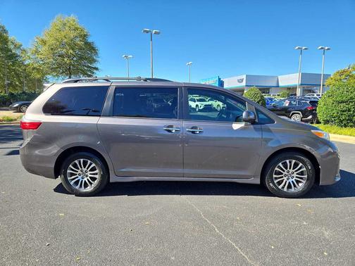 2020 Toyota Sienna XLE