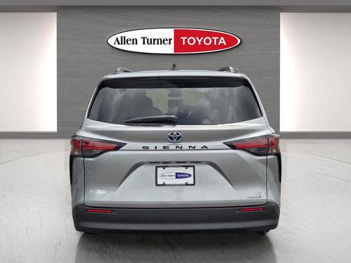 Celestial Silver Metallic 2021 Toyota Sienna LE