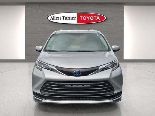 Celestial Silver Metallic 2021 Toyota Sienna LE