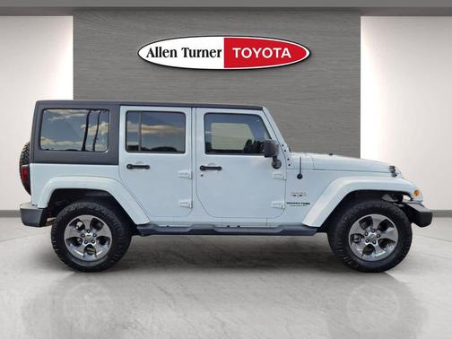 Bright White Clearcoat 2018 Jeep Wrangler JK Unlimited Sahara