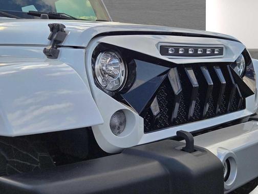 Bright White Clearcoat 2018 Jeep Wrangler JK Unlimited Sahara