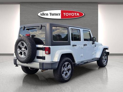 Bright White Clearcoat 2018 Jeep Wrangler JK Unlimited Sahara