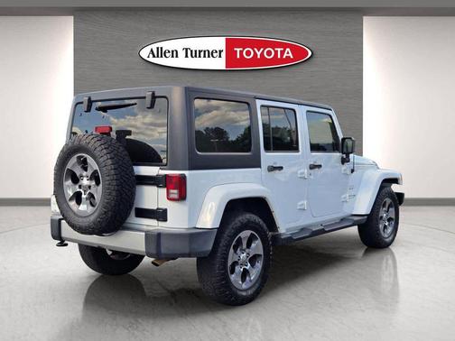Bright White Clearcoat 2018 Jeep Wrangler JK Unlimited Sahara