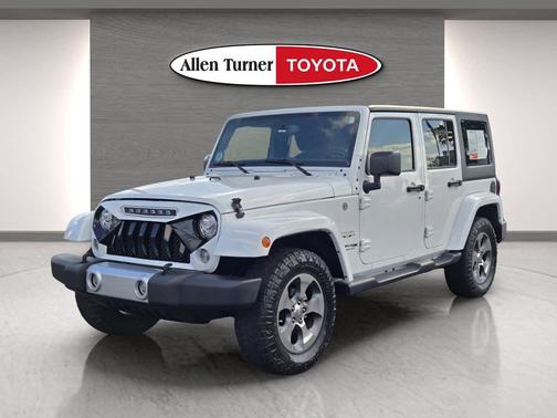 Bright White Clearcoat 2018 Jeep Wrangler JK Unlimited Sahara