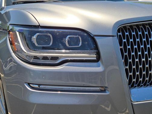 Silver Radiance Metallic Clearcoat 2024 Lincoln Navigator Reserve
