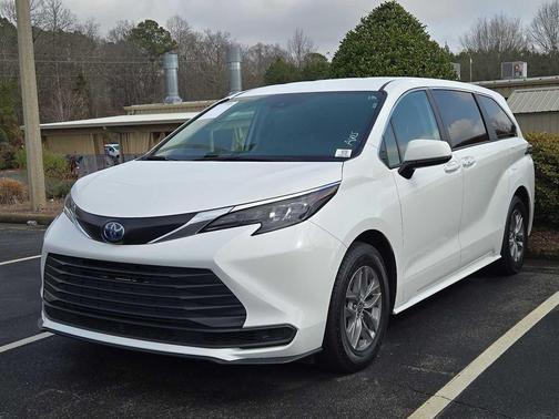 2024 Toyota Sienna LE