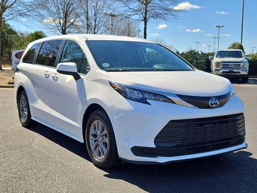 2024 Toyota Sienna LE