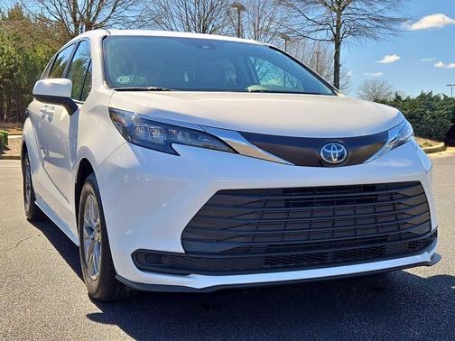 2024 Toyota Sienna LE