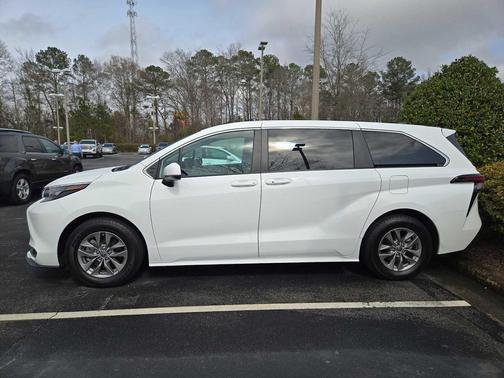 2024 Toyota Sienna LE