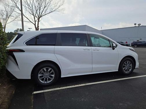 2024 Toyota Sienna LE